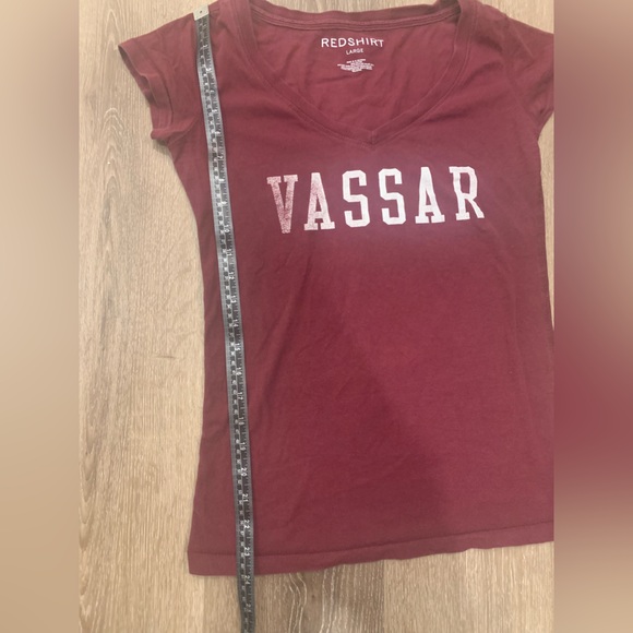 Vassar College tshirt. Size large. - Picture 5 of 9